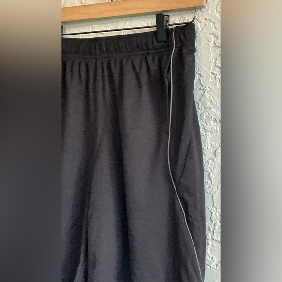 Boys Old Navy Active Black Go-Dry Shorts - Picture 5 of 9